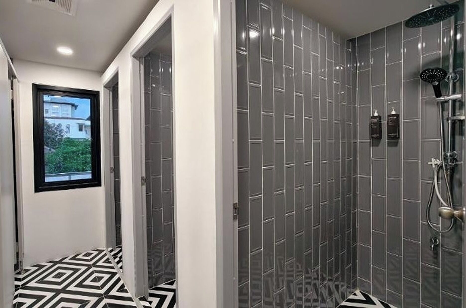 Bathtub dan shower terpisah dan pancuran hujan
