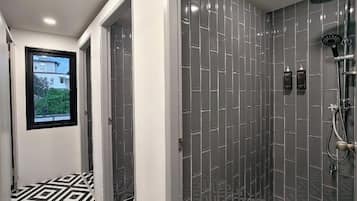 Bathtub dan shower terpisah dan pancuran hujan