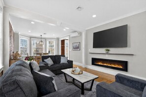 Smart TV y chimenea 