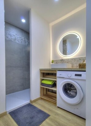 Bathroom - Vrbo Property (CORVEISSIAT)