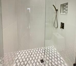 Séchoir à cheveux, serviettes fournies, savon, papier de toilette