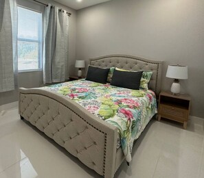 1 bedroom, iron/ironing board, internet, bed sheets - Sunny Naples Hideaway Quiet Neighborhood (Naples)