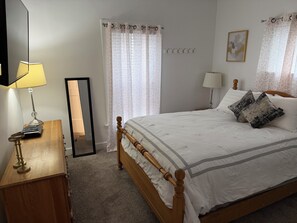Room - Papaw’s Place-A family friendly 2-bedroom home in Dayton near WPAFB, UD and more (Dayton)