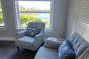 Living area - Enjoy an exquisitely decorated lake house with luxury furnshings and bedding (DeBary)