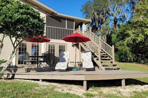 Property grounds - Enjoy an exquisitely decorated lake house with luxury furnshings and bedding (DeBary)