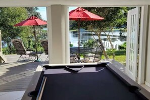 Outdoor dining - Enjoy an exquisitely decorated lake house with luxury furnshings and bedding (DeBary)