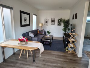 Living area - Cozy 1-bedroom apartment in the breath taking Belmont Shore area of Long Beach. (Long Beach)