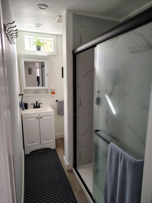 Bathroom - Cozy 1-bedroom apartment in the breath taking Belmont Shore area of Long Beach. (Long Beach)