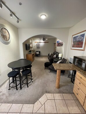 Interior - Ski-Lift Next Door, 6 Guest, 2BR 2BA Pool & Spa, Sauna, Gym, Restaurant, Wi-Fi (Brian Head)