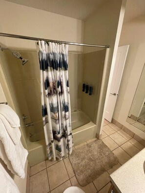 Asciugacapelli, asciugamani, sapone, shampoo