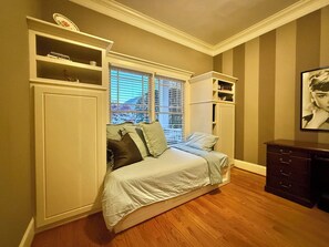 4 bedrooms, desk, iron/ironing board, travel cot - Charming 4BR/3.5BA Craftsman - Prime Location Close to MARTA/FIFA World Cup! (Atlanta)