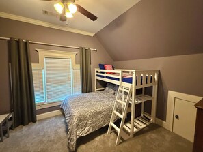 4 bedrooms, desk, iron/ironing board, travel cot - Charming 4BR/3.5BA Craftsman - Prime Location Close to MARTA/FIFA World Cup! (Atlanta)