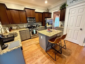 Private kitchen - Charming 4BR/3.5BA Craftsman Retreat in Prime East Atlanta Location! (Atlanta)