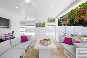 Terrace/patio - Warm Pool, Fire Pit, Games, Bikes, 2 min drive to the Beach (Hollywood)