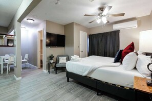 Desk, iron/ironing board, travel cot, free WiFi - The Palm Flats 04! Zoo! Museums! Medical Center! (Houston)
