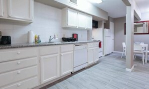 Fridge, microwave, oven, stovetop - The Palm Flats 04! Zoo! Museums! Medical Center! (Houston)