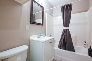 Eco-friendly toiletries, hair dryer, towels, soap - The Palm Flats 04! Zoo! Museums! Medical Center! (Houston)