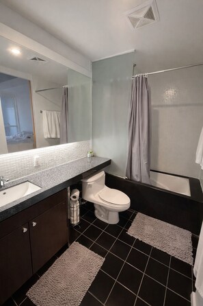 Hair dryer, towels, soap, toilet paper - Modern Loft 1BD/1BA in King West (Toronto)