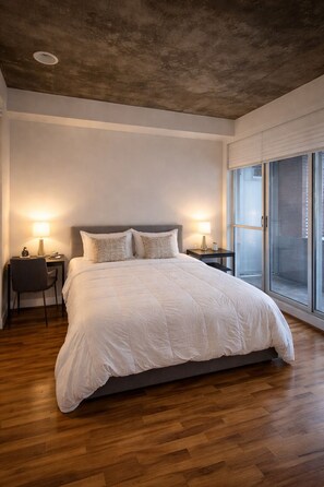1 bedroom, iron/ironing board, Internet, bed sheets - Modern Loft 1BD/1BA in King West (Toronto)