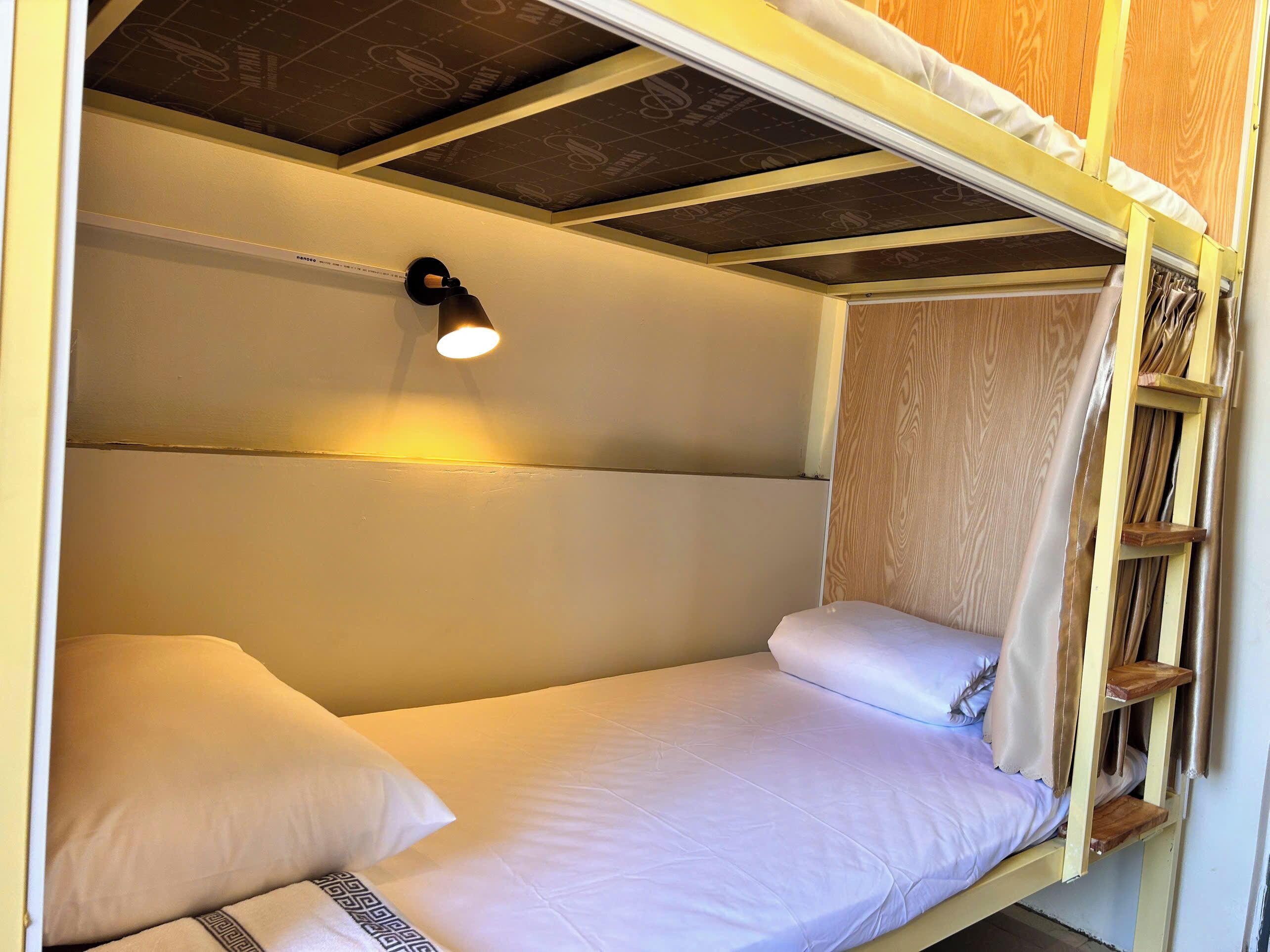 ห้องเบสิกพักรวม, ผู้หญิงเท่านั้น, ระเบียง, วิวเมือง