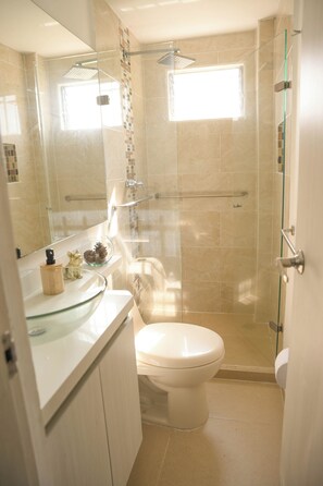 Shower, towels, soap, toilet paper - Beautiful accommodation with a view of Medellín (Medellín)