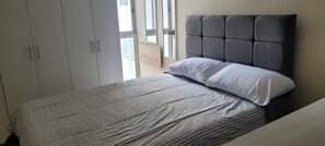 A bedroom with a bed, a wardrobe, and a window. - Charming 2-bedroom apartment in peaceful San Isidro neighborhood (San Isidro)