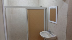 Ducha, toallas, jabón, shampoo