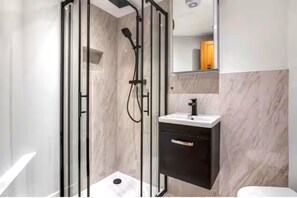 Shower, hair dryer, towels, soap - Luxury 1bed flat Marylebone (London)