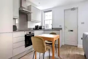 Microwave, oven, stovetop, coffee/tea maker - Luxury 1bed flat Marylebone (London)