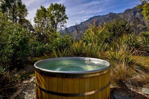 Outdoor spa tub - The View House on Glenfiddich (Queenstown)