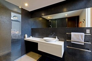 Bathroom - The View House on Glenfiddich (Queenstown)