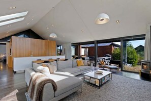 Living area - The View House on Glenfiddich (Queenstown)