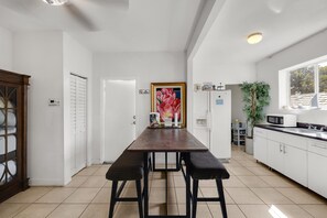 Dining - Art filled Room Near Wynwood (Miami)