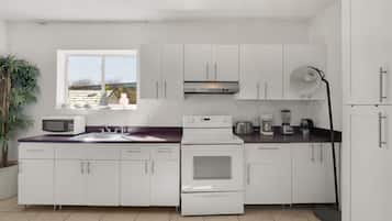 Junior Room, Garden View | Shared kitchen