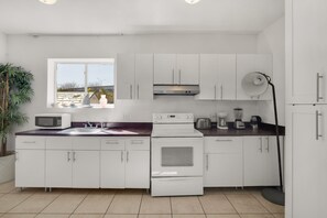 Junior Room, Garden View | Shared kitchen - Art filled Room Near Wynwood (Miami)