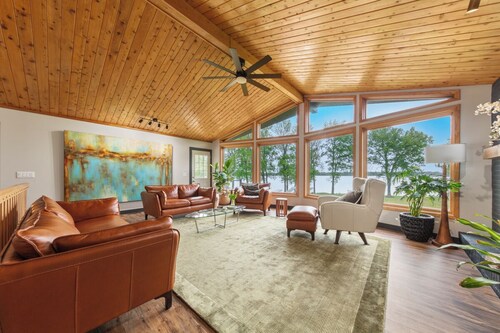 Lakeside Haven at Wells Lake
Lakefront, Pool Table, Events Space & Fully Loaded