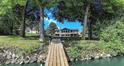 Lakeside Haven at Wells Lake
Lakefront, Pool Table, Events Space & Fully Loaded
