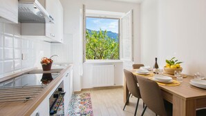 Kaffetrakter/tekoker, kjøleskap, mikrobølgeovn og ovn