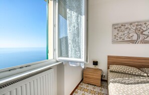 1 habitación, tabla de planchar con plancha y cuna de viaje 