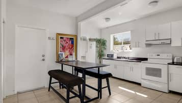 Deluxe-huone, näköala puutarhaan | Jaetut keittiötilat