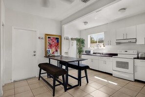 Deluxe Room, Garden View | Shared kitchen facilities - Artful King Room With Free Parking (Miami)