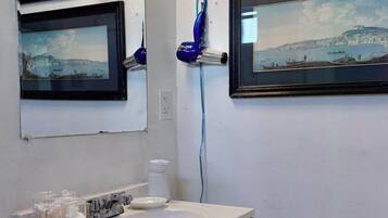 Deluxe Room, Garden View | Bathroom