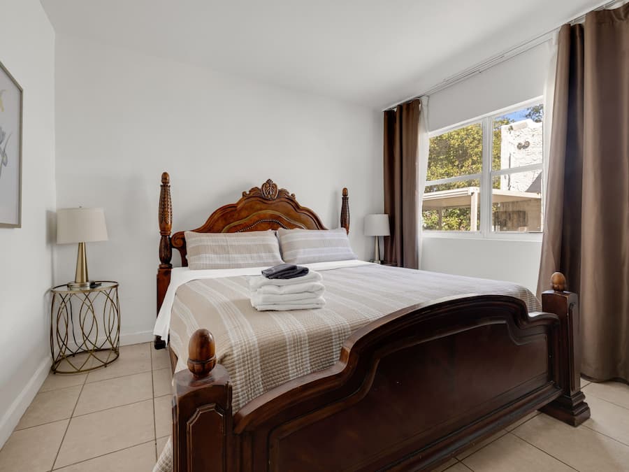 Quarto luxo, vista para o jardim | Ferros/tábuas de passar roupa, Wi-Fi de cortesia