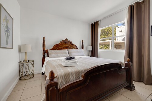 Artful King Room With Free Parking