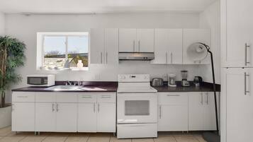 Deluxe Room, Garden View | Shared kitchen facilities