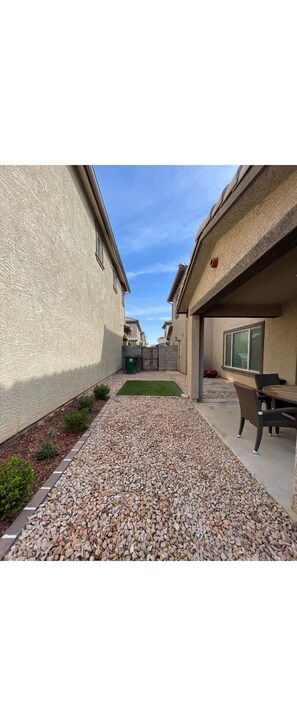 Outdoor dining - Amazing 3-bedroom house with two community pools in beautiful Goodyear! (Goodyear)