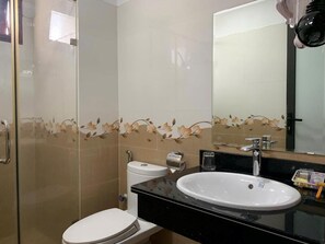 ห้องคลาสสิกสตูดิโอ, ระเบียง, วิวเมือง | ห้องน้ำ