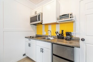 Private kitchen - 8033-Walk to Mayo- 1 Bed/ 1Bath cozy main floor apartment with free parking (Rochester)