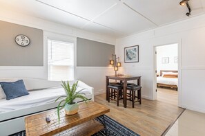 Room - 8033-Walk to Mayo- 1 Bed/ 1Bath cozy main floor apartment with free parking (Rochester)