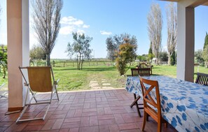 Outdoor dining - Nice home in Pescia Romana with WiFi (Pescia Romana)